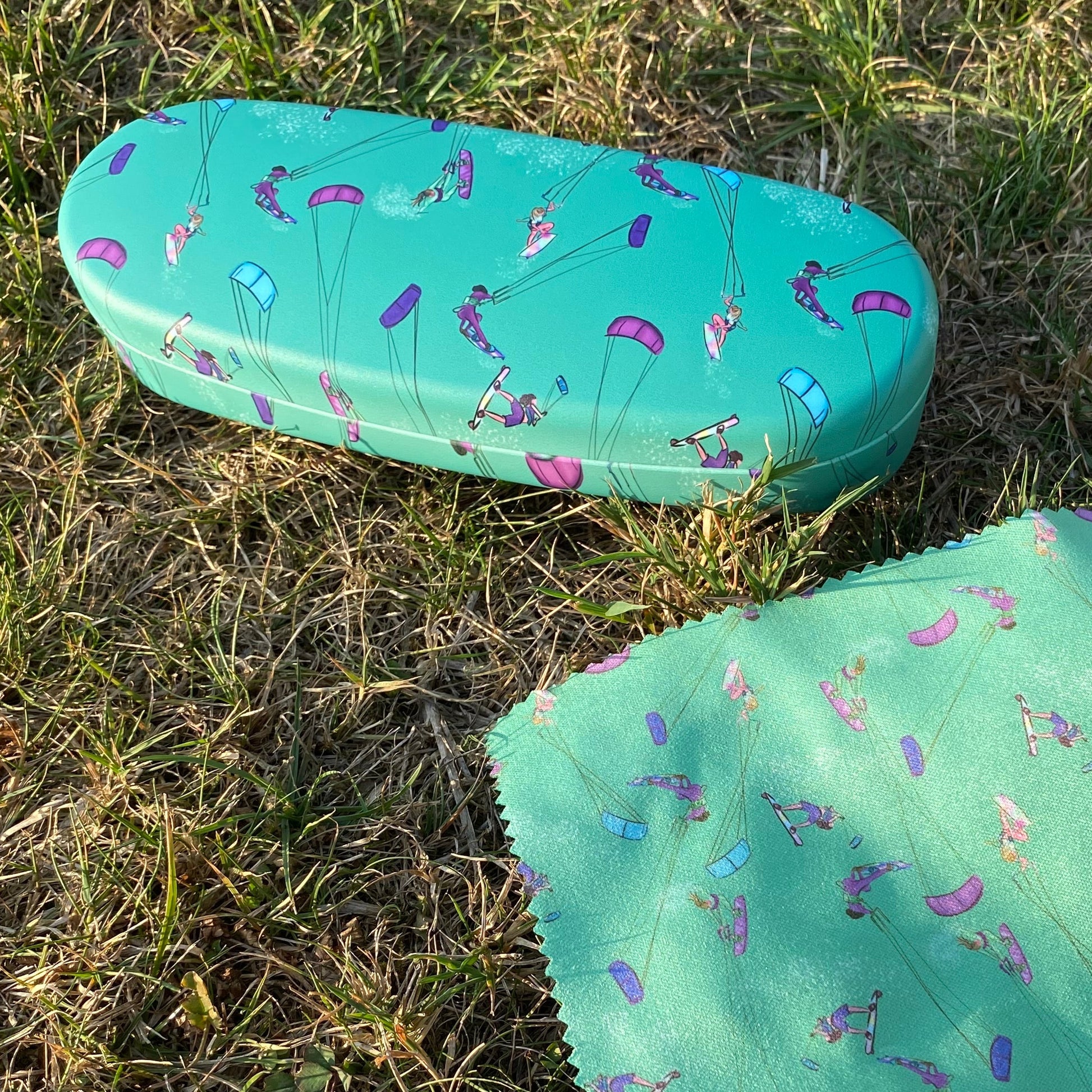 Green Glasses case & cleaning cloth