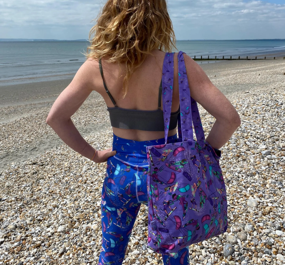 Beach Tote Bag with Gusset kitesurfer Girl Jumping - Purple